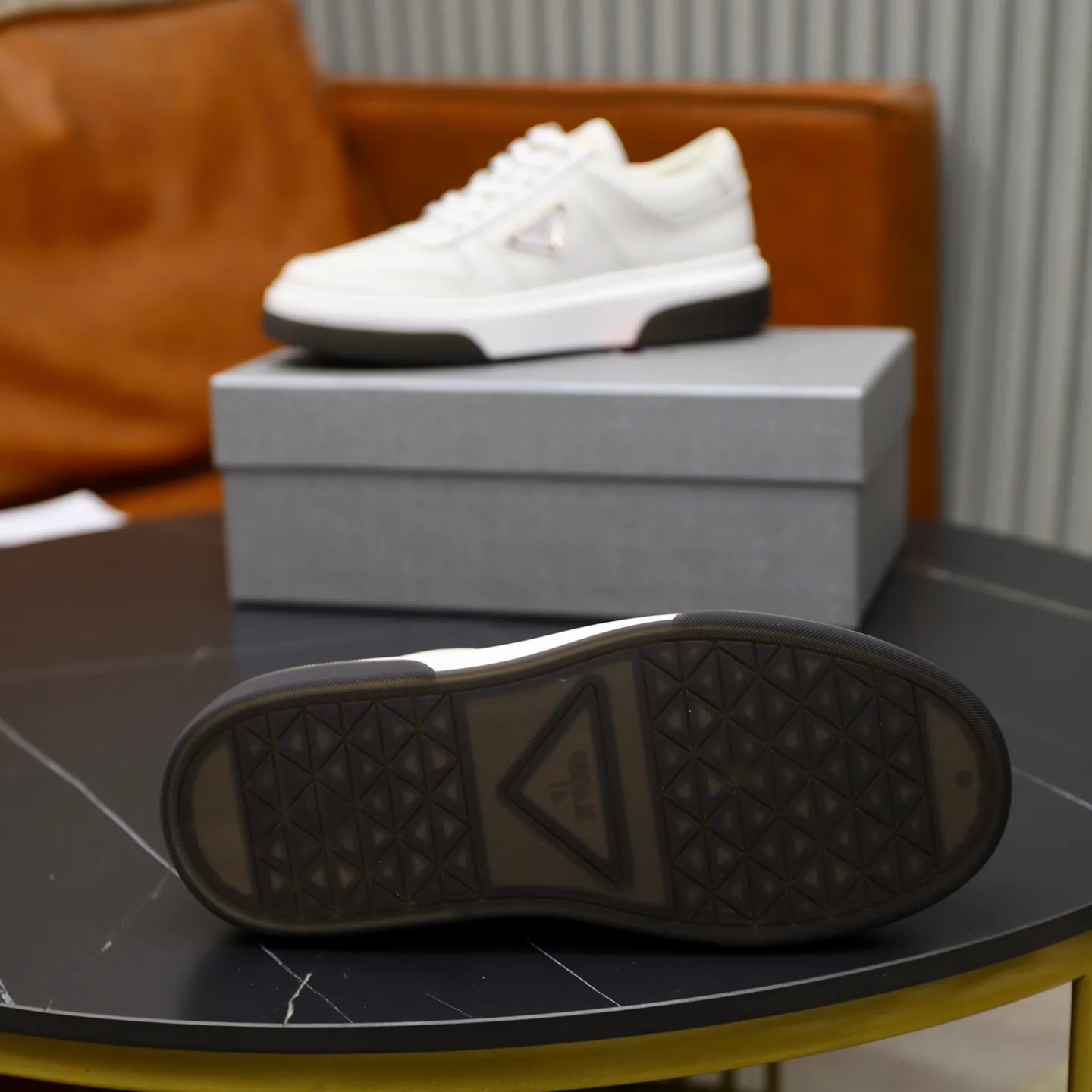Factory price: 720💰Top original order Brand: PRADA (Prada) Standard code: Men's size 38/44 (45 can be customized) Grade: Same as the official website Material: Original cowhide stitching imported cowhide lining Original combination two-color wear-resistant soft outsole Style category: Leisure and sports version Young fashion European and American trend British style Color: Actual picture color